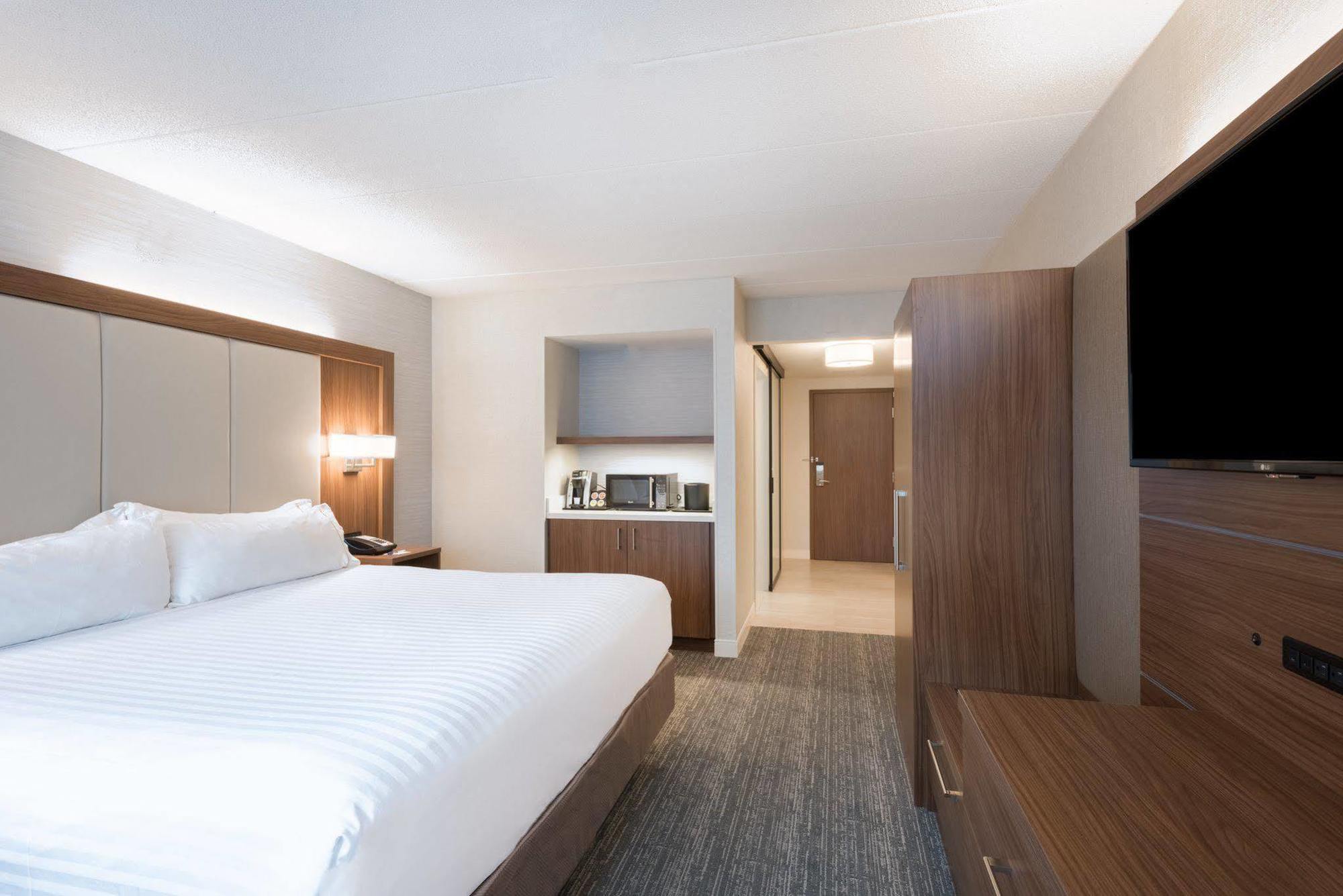 Holiday Inn Express Boston-Waltham By Ihg Exterior photo