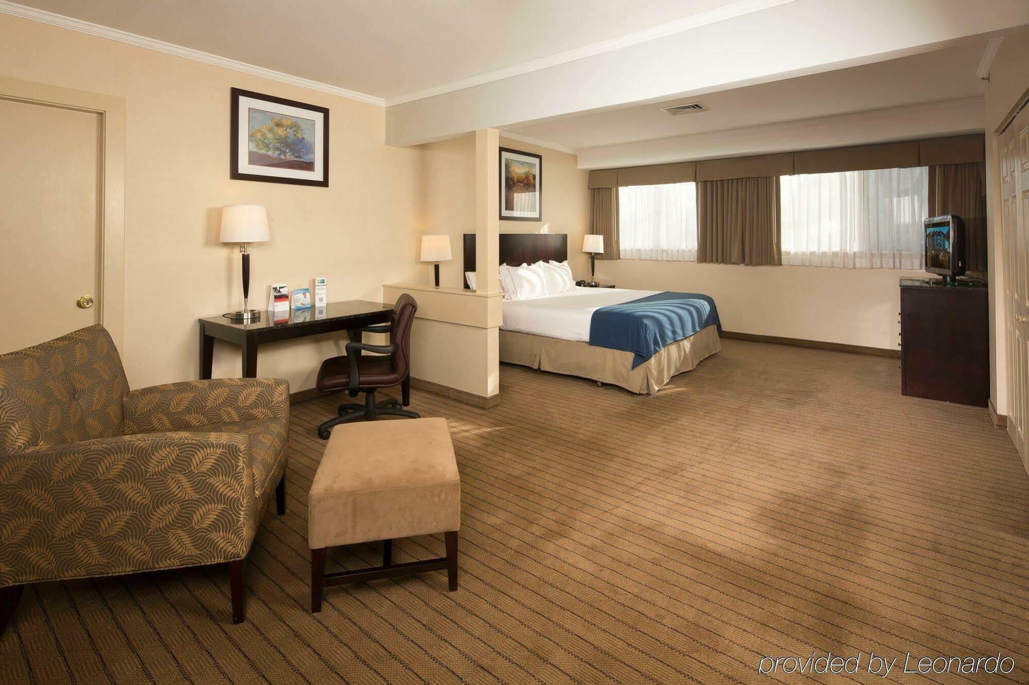 Holiday Inn Express Boston-Waltham By Ihg Exterior photo