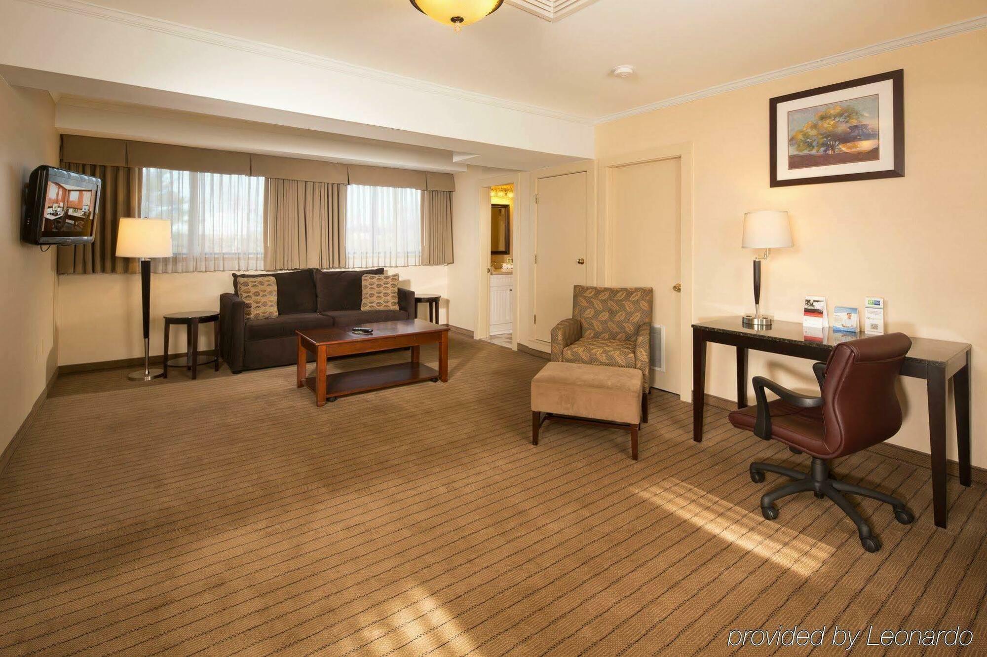 Holiday Inn Express Boston-Waltham By Ihg Exterior photo