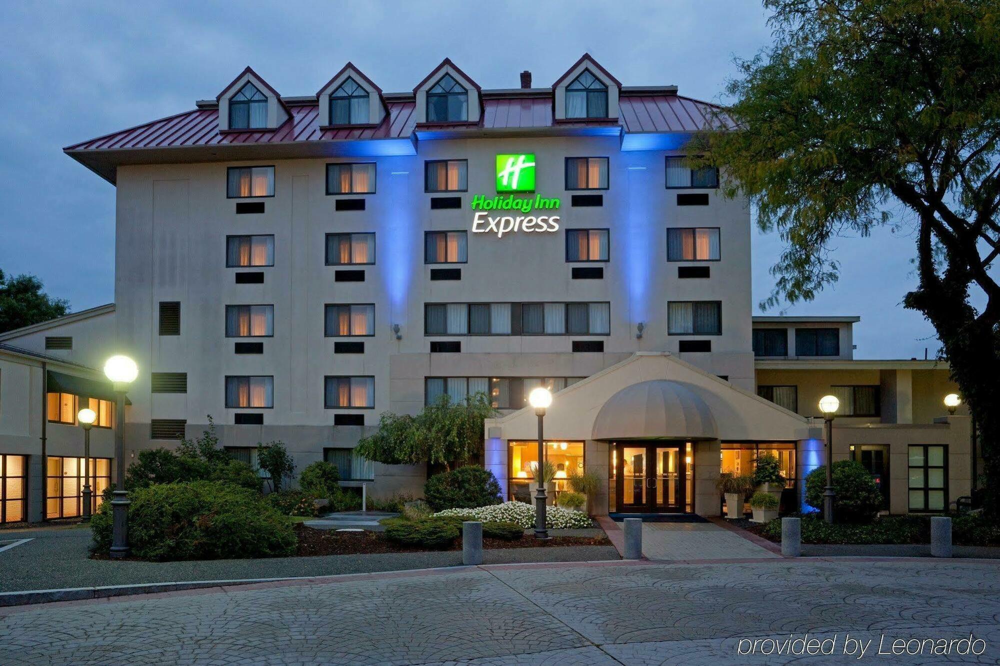 Holiday Inn Express Boston-Waltham By Ihg Exterior photo